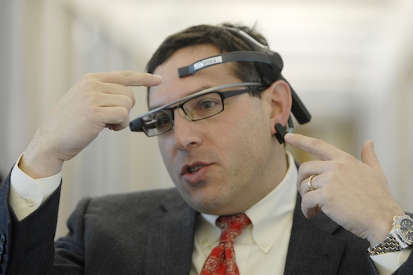 Cerora's Adam Simon explains his device 